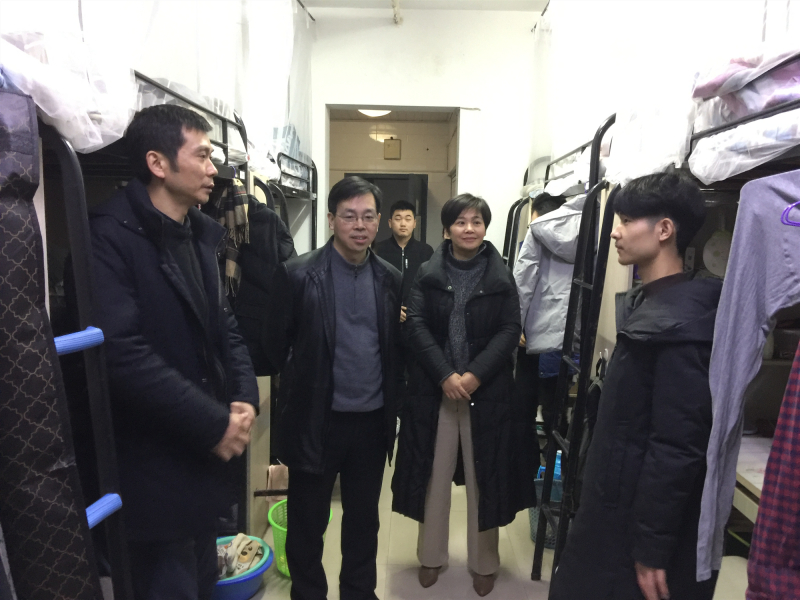 新领导走访学生宿舍.JPG